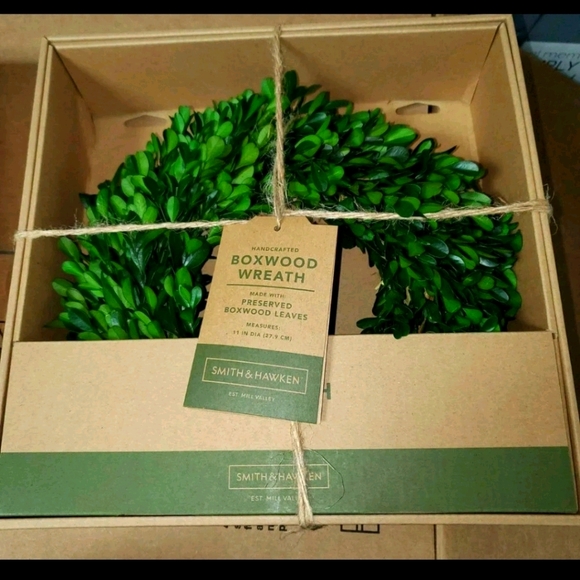 Smith & hawken 11in diameter boxwood wreath